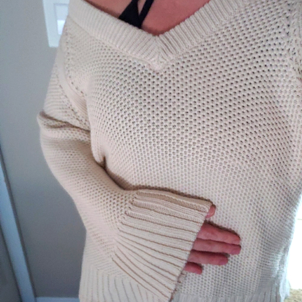 Chunky v-neck off-the-shoulder off-white sweater L